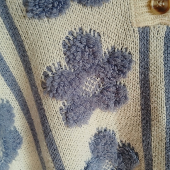 Forever 21 Sweater Size Small 3 Button Blue Cream Cropped - Picture 9 of 13